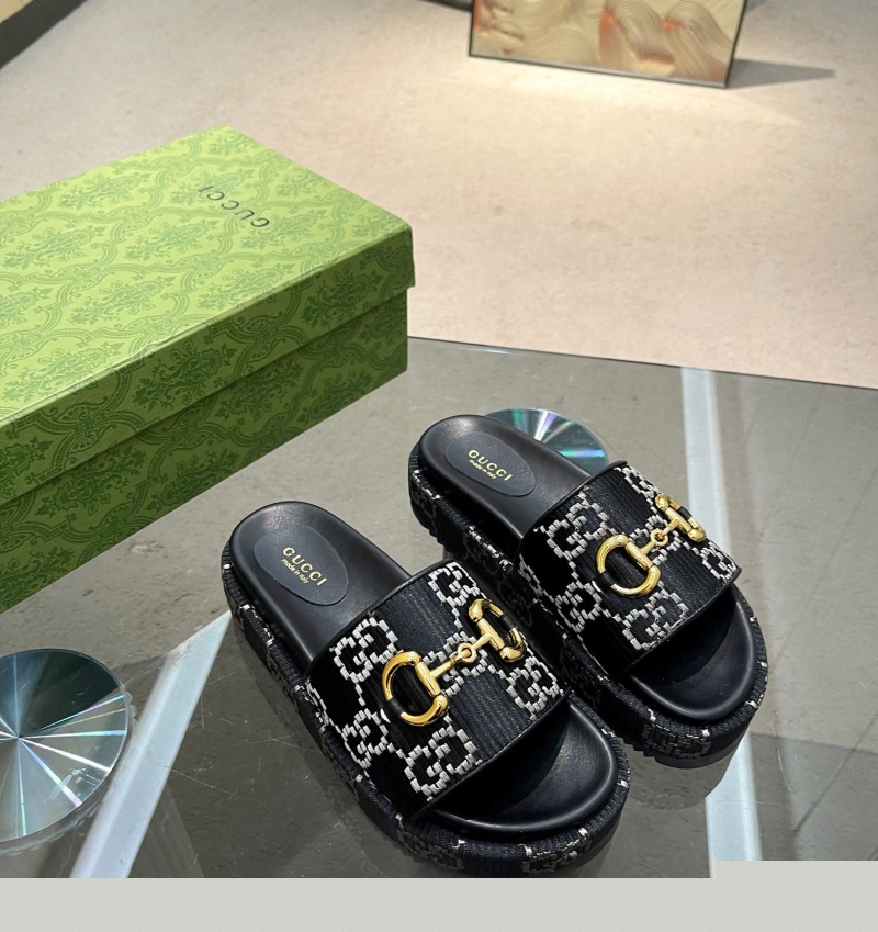 G*u*i slippers